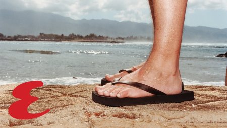 Шлепки на ноге