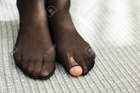 Пальцы ног в рваных колготках