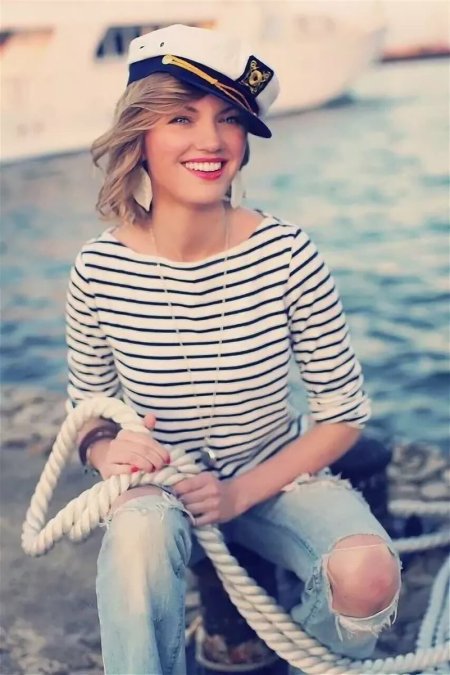 Модель Эдита Вилкевичуте в тельняшке