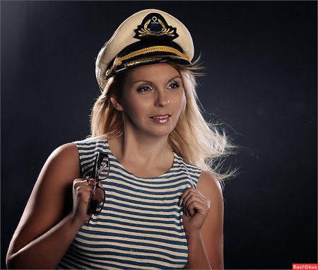 Девушка в тельняшке