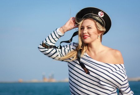 Девушка в бескозырке