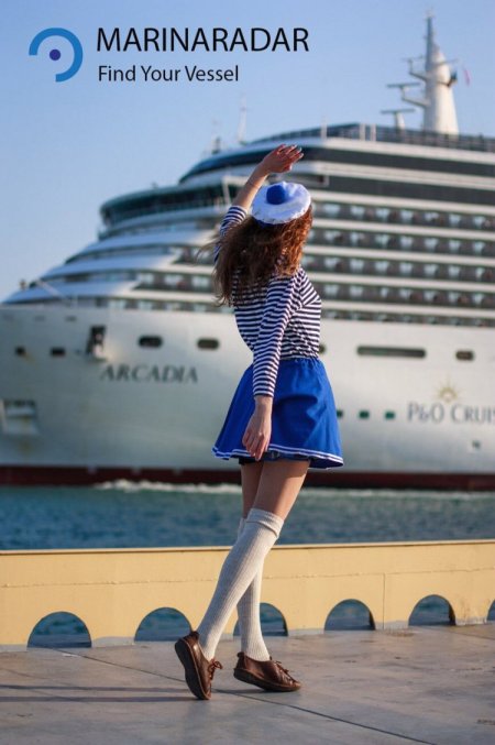 Девушка на корабле