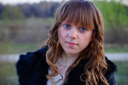 Красивая курносая девушка