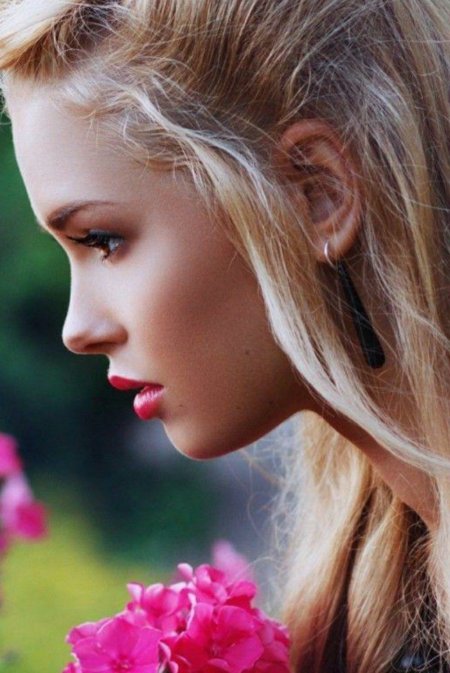 Красивая девушка в профиль