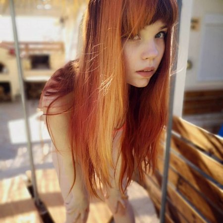 Курносая девушка