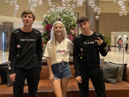 Ева Элфи 2023