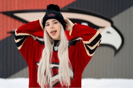 Ева Эльфи в хоккейной форме