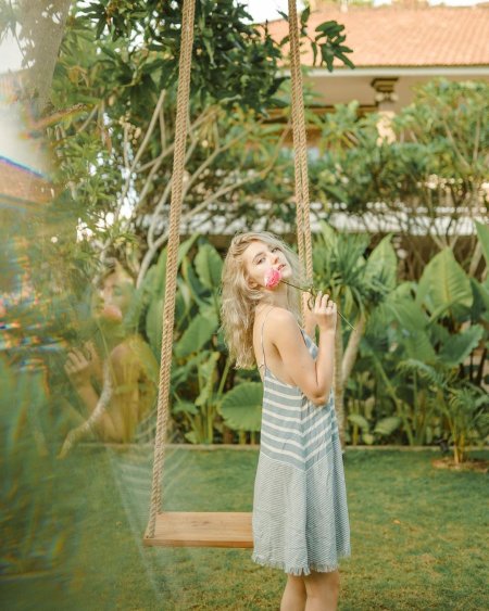 Ева Элфи в парке