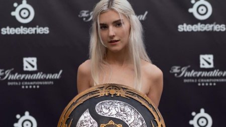 Ева Элфи 2023