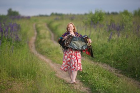 Деревенский гармонист Василий Белов