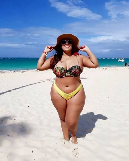 Толстушки в купальниках на пляже