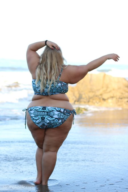 Жирная женщина в купальнике