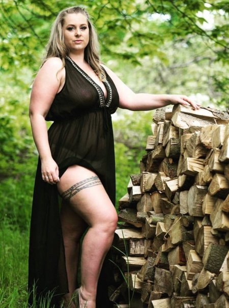 Пышные дамы на природе