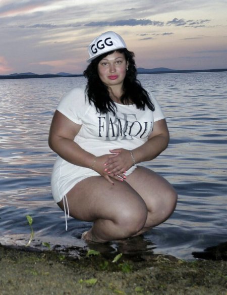 Толстая женщина накортчках