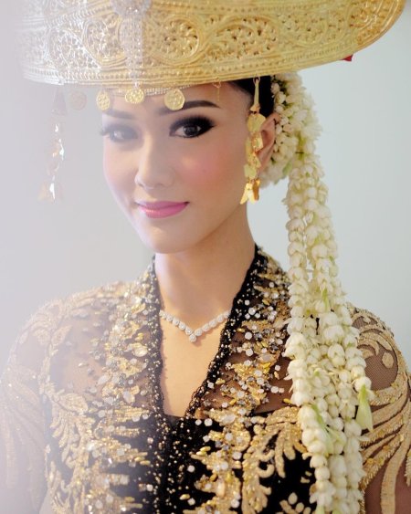 Свадебный наряд невесты индонезийский