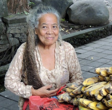 Седые дреды на бабушке