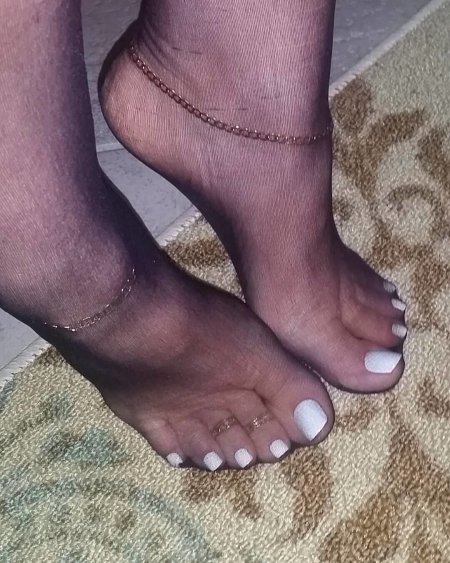 Ножки с педикюром в колготках