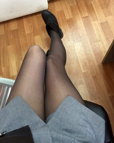 Ноги в колготках от первого лица