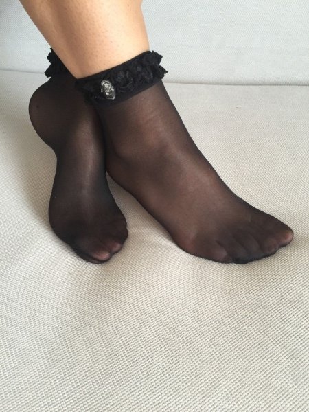 Стопы в капроновых носочках