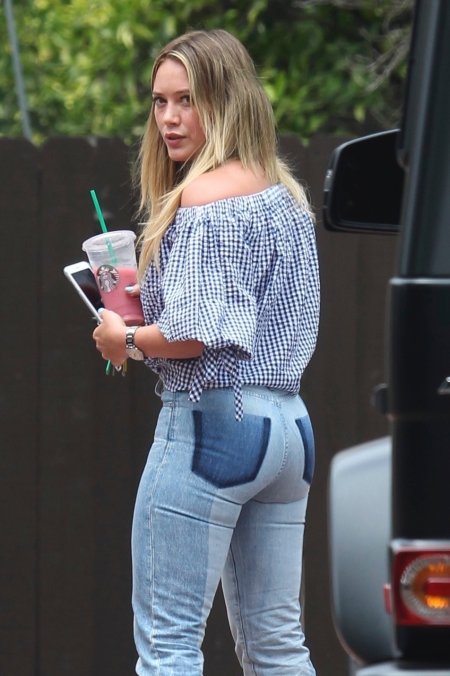 Марго Роббие джинсаx