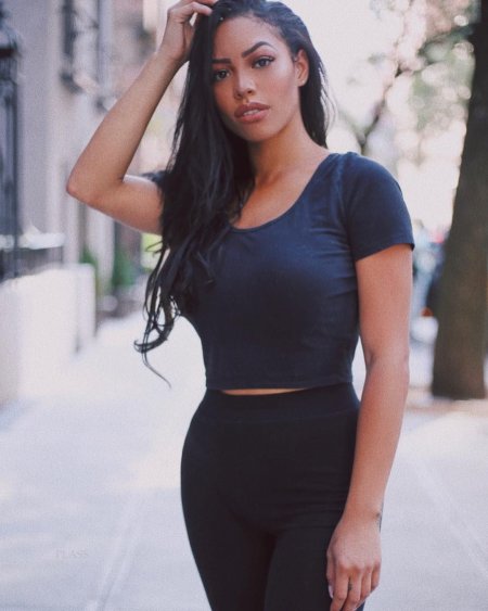 Латиноамериканка в платье