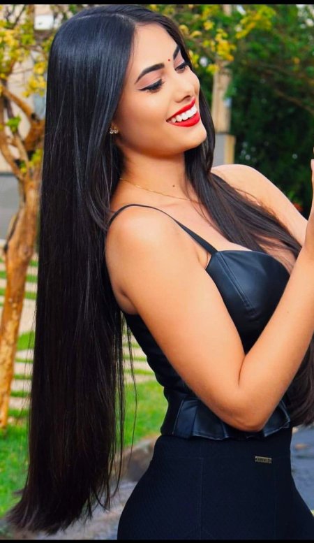 Длинноволосая брюнетка