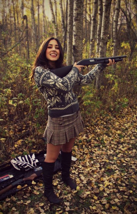 Девушка с дробовиком