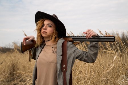 Девушка охотник