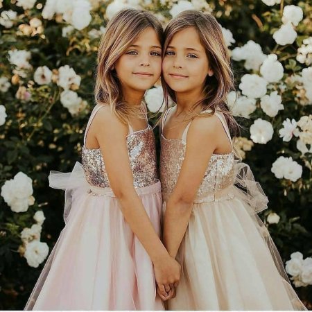 Леа Роуз и ава Мари Клементс в платье