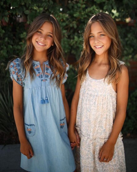 Ава и Лия Клементс 2022