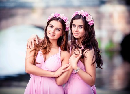 Близнецы модели девушки