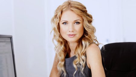 Красивая блондинка в офисе