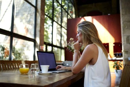 Девушка с ноутбуком в кафе