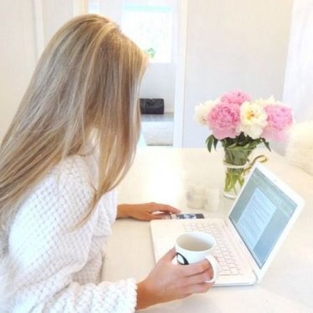 Девушка в офисе со спины