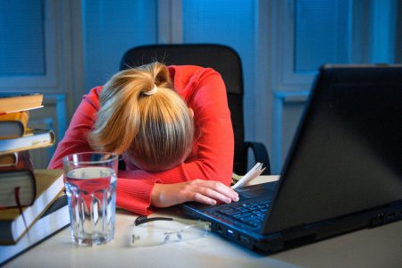 Женщина за компьютером на работе