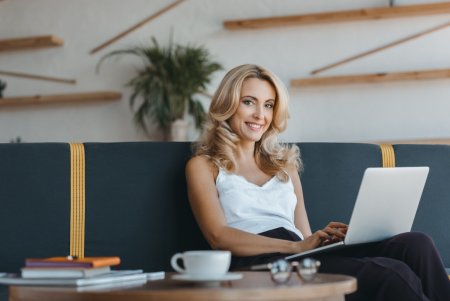 Красивая деловая женщина