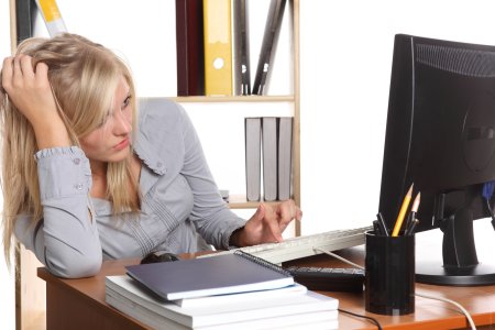 Блондинка в офисе за столом