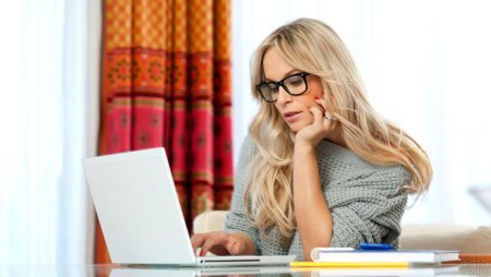 Блондинка в очках