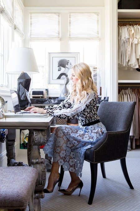 Девушка дизайнер интерьера