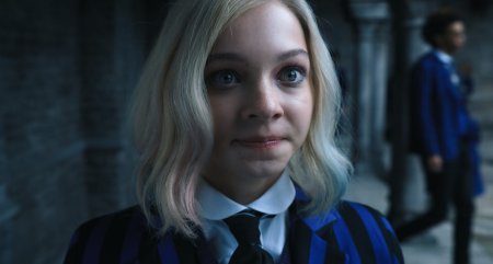 Эмма Майерс в сериале Уэнсдей