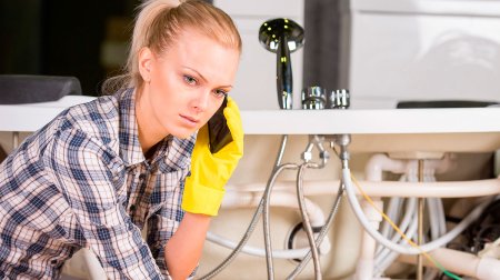 Женщина сантехник