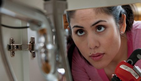 Девушка водопроводчик