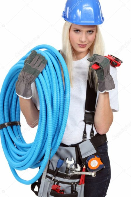 Женщина сантехник