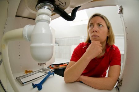 Женщина сантехник