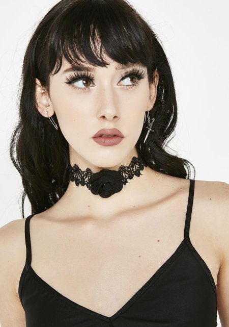 Чокер на девушке