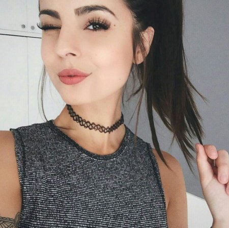 Девочка с чокером