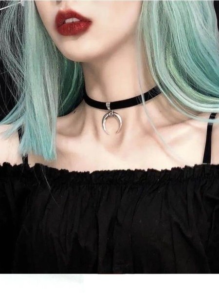 Девушки с чокерами