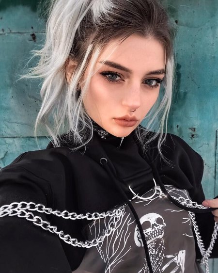 Чокер на девушке