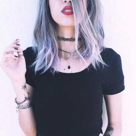 Девушка с чокером на шее