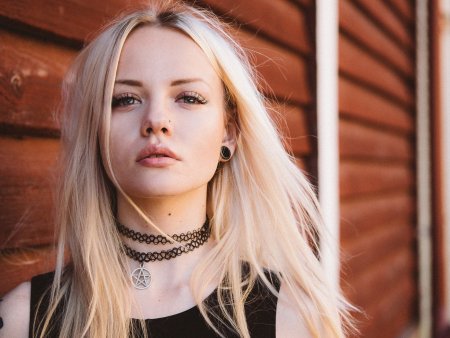 Блондинка с чокером